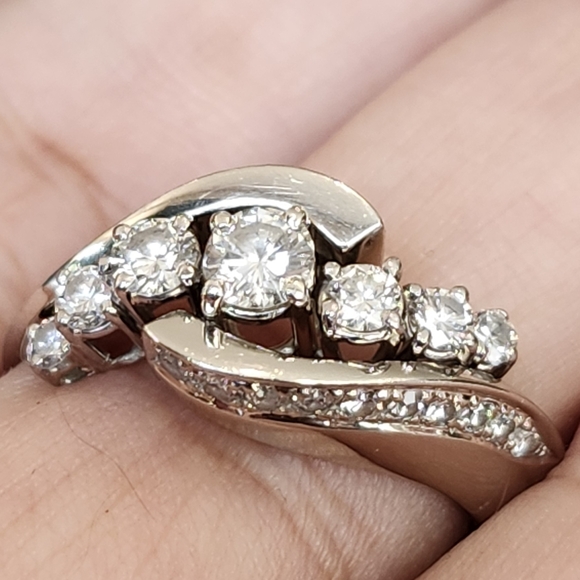 Beautiful Diamond ring In 14k Gold. - Picture 3 of 8